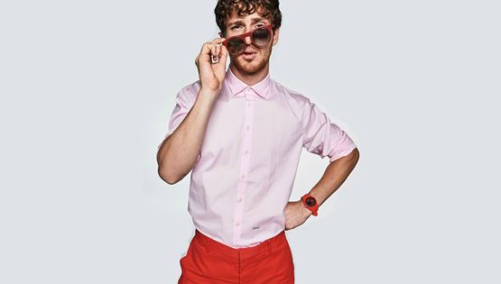 Τα χρωματιστά παντελόνια ζωντανεύουν κάθε καλοκαιρινή σου εμφάνιση