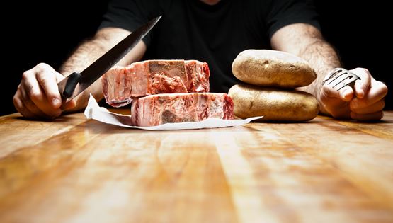 Το κόκκινο κρέας κάνει λιγότερο ελκυστικούς τους άντρες
