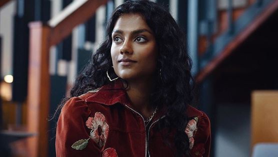 H Simone Ashley είναι το νέο κορίτσι του Bridgerton