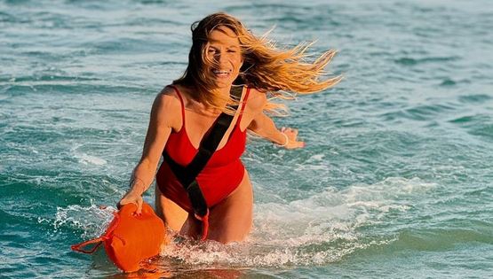 Ντορέττα Παπαδημητρίου vs. Pamela Anderson | Ποια κάνει 'καλύτερο Baywatch;'
