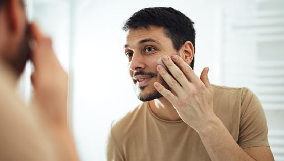 Λιπαρό δέρμα που γυαλίζει, μπορεί να &#39;στρώσει&#39;