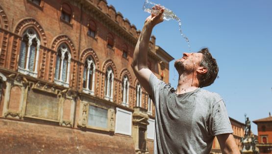Tι ακριβώς συμβαίνει στο σώμα μας στον καύσωνα