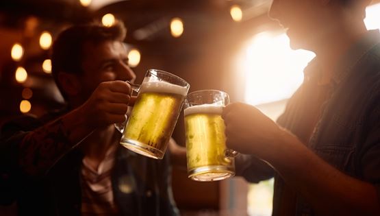 Επιστήμονας υποστηρίζει ότι μπορεί να δημιουργήσει εμβόλιο σε μορφή μπύρας-Η αντίδραση των ειδικών