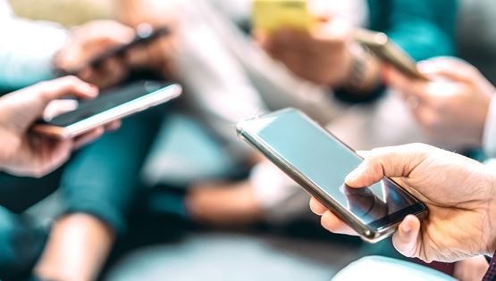 9 στους 10 Έλληνες 'καίγονται' στο κινητό, σύμφωνα με έρευνα