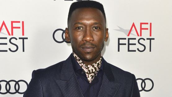 Αμέσως καλύτερα με φουλάρι αντί γραβάτας σαν τον Mahershala Ali