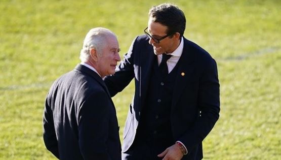 O Ryan Reynolds έφερε μέχρι και τον Βασιλιά στο Ρέξαμ