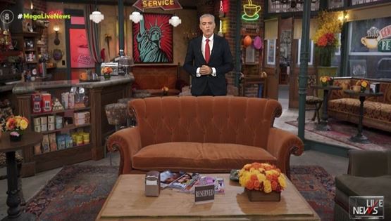 O Νίκος Ευαγγελάτος μπήκε στο Central Perk και το Twitter (ξε)τρελάθηκε