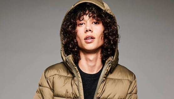 Ο καλύτερος φίλος του φουσκωτού μπουφάν είναι το πλεκτό πουλόβερ