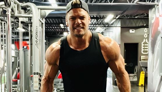 Χτίζοντας ανάγλυφο κορμί όπως αυτό του Alan Ritchson