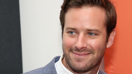 Ο Armie Hammer ξέρει πώς να δείχνει cool φορώντας κοστούμι το καλοκαίρι