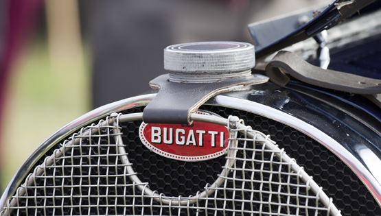 Η Bugatti μόλις αποκάλυψε την άγνωστη σχέση της με τον Alain Delon