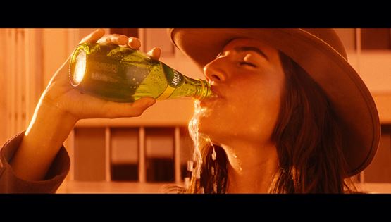 Το Perrier επιστρέφει με μία νέα εκδοχή της θρυλικής του διαφήμισης