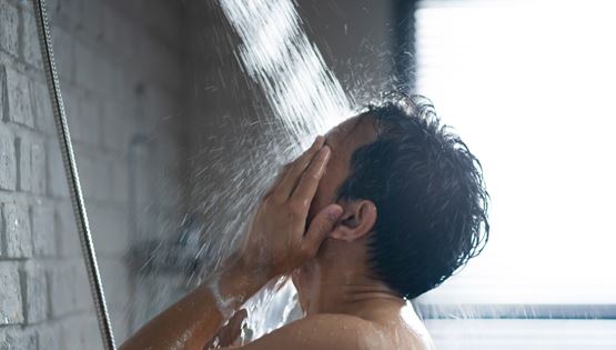 Πόσες φορές πρέπει να κάνεις ντους την εβδομάδα, σύμφωνα με το Harvard