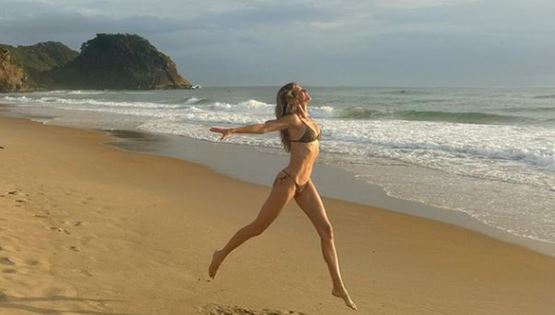 Gisele με μπικίνι στην παραλία Νοέμβριο μήνα ή αλλιώς καλοκαίρι για πάντα