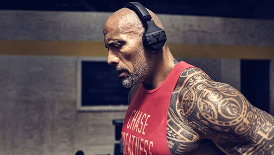 O The Rock μόλις λάνσαρε τα νέα του ακουστικά - ιδανικά για γυμναστήριο