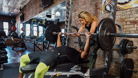 Χρήσιμα tips για να σποτάρεις με ασφάλεια κάποιον που κάνει μπάρα στήθους στο γυμναστήριο