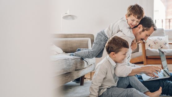 Οι αρνητικές συνέπειας της τηλεργασίας στην οικογένεια