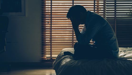 Πώς συνδέεται η κατάθλιψη με τους ανεμβολίαστους