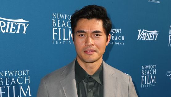 Το boxy κοστούμι του Henry Golding είναι η τελευταία λέξη της μόδας