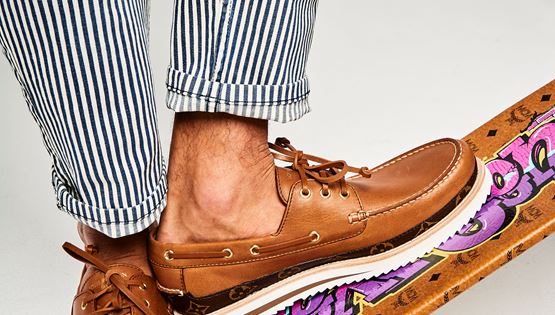 5 ζευγάρια που πρέπει να υπάρχουν σε κάθε αντρική παπουτσόθηκη το καλοκαίρι