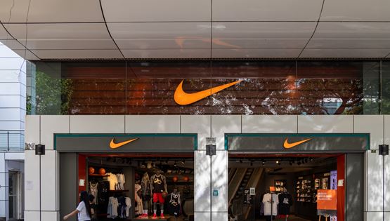 &quot;Σεισμός&quot; σε Nike και Adidas από τους δασμούς του Τραμπ στον μεγαλύτερο προμηθευτή τους