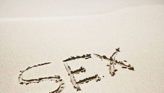 4 πράγματα που πρέπει να σκεφτείς προτού κάνεις σεξ στην παραλία