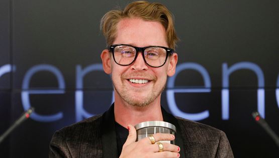 H απίστευτη ομοιότητα του Macaulay Culkin με τον γιο του