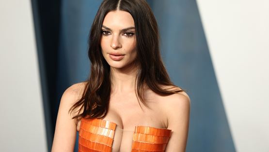 Η Emily Ratajkowski λιάζεται σε πισίνα χωρίς ρούχα, τα λόγια είναι περιττά