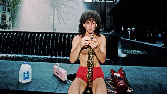 Τι πιο 80s από διάσημους άντρες να φορούν σορτς και speedo μαγιό