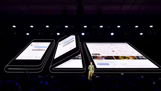 Η Samsung παρουσίασε το πρώτο πτυσσόμενο smartphone της