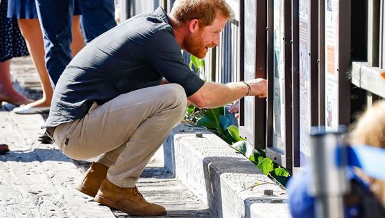 Ο πρίγκιπας Harry δείχνει πώς φοριούνται τα σουέντ παπούτσια