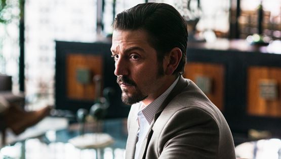 Αξίζει να δεις το Narcos: Mexico για τα σακάκια των πρωταγωνιστών του