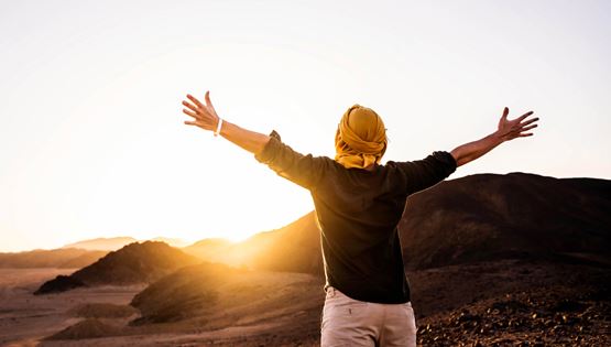 Τι χρώμα ρούχα φοράμε στον ήλιο για να μη ζεσταινόμαστε