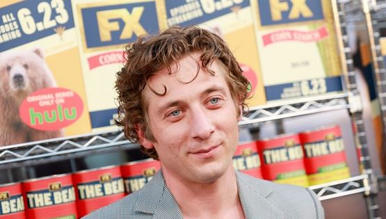 Ο Jeremy Allen White μπορεί και να μας πείσει να κυκλοφορήσουμε με sliders