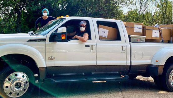 O Matthew McConaughey μοιράζει ιατρικές μάσκες με το αγροτικό του