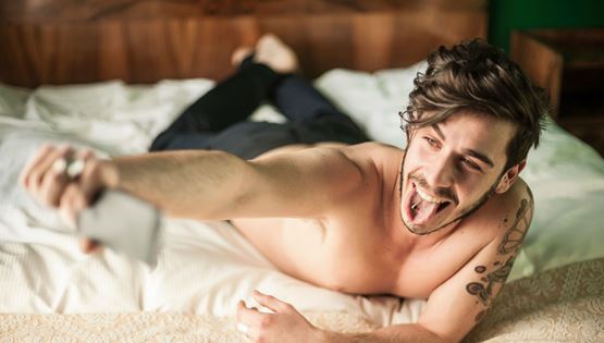 Οι selfies προκαλούν ναρκισσισμό υποστηρίζει νέα έρευνα