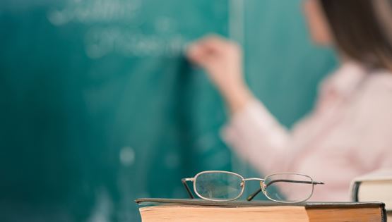 Δασκάλα απολύθηκε επειδή έδινε συμβουλές ως 'πάπισσα του οργασμού'