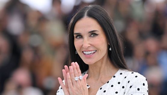 H Demi Moore μόλις προσγειώθηκε στους Παξούς