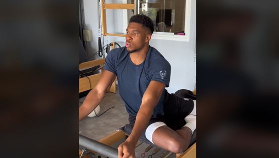 Ο Γιάννης Αντετοκούνμπο ζορίζεται στο πιλάτες και τα σχόλια μυρίζουν Ελλάδα (video)