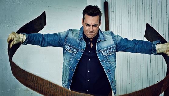 Ο Jon Hamm έτοιμος να σπάσει τα δεσμά του Don Draper