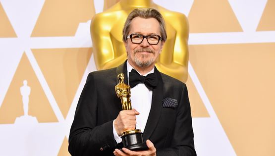 Σεναριογράφος μηνύει τον Gary Oldman για την ταινία Darkest Hour