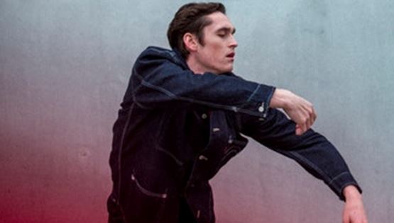 Η κόκκινη συλλογή της Levi’s έχει κάτι από τα 90s