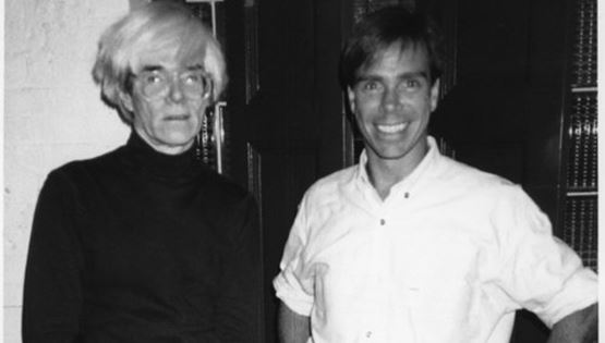 Στο Tommy Factory, ο Tommy Hilfiger εμπνέεται από τον Andy Warhol