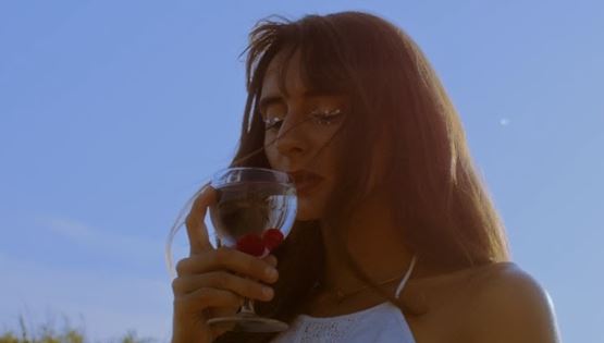 Ποια είναι η viral Cilia Katrali που γνωρίσαμε από το TikTok