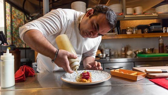 Μαθήματα ελληνικής κουζίνας από τον Νίκο Καραθάνο