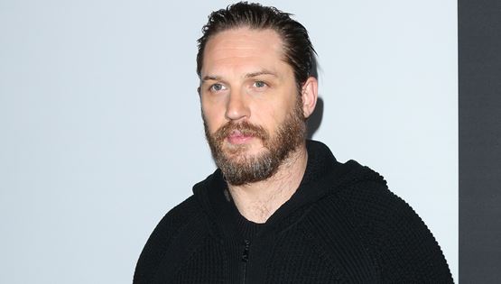 O Tom Hardy 'γλυκοιτάζει' το κινηματογραφικό Peaky Blinders