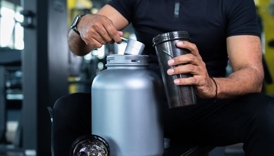 Τι θα σου συμβεί αν παίρνεις πρωτεΐνη πριν την προπόνηση
