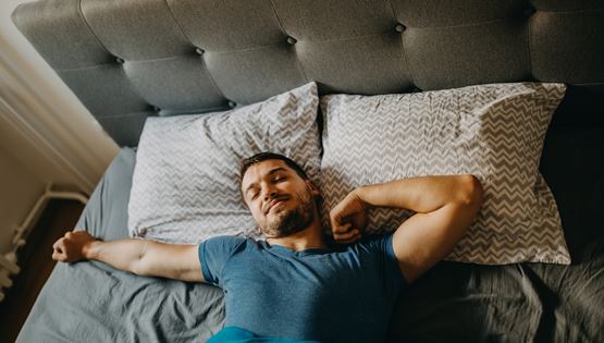 Σε αυτήν τη δουλειά πληρώνεσαι 21.000 ευρώ για να κοιμάσαι