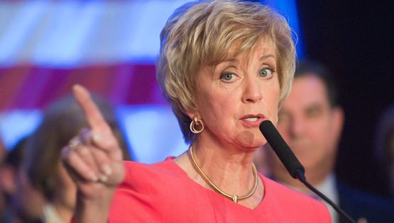 Μια φορά κι έναν καιρό, η υπουργός Παιδείας του Trump Linda McMahon έπαιζε ξύλο σε αγώνες του WWE (video)