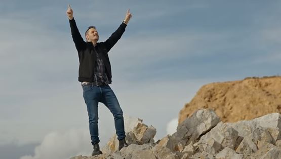 Ο Αλέξανδρος Τσουβέλας κυκλοφόρησε το απόλυτο τραγούδι για τα πανηγύρια